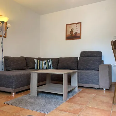 Elvira 잘라카로쉬